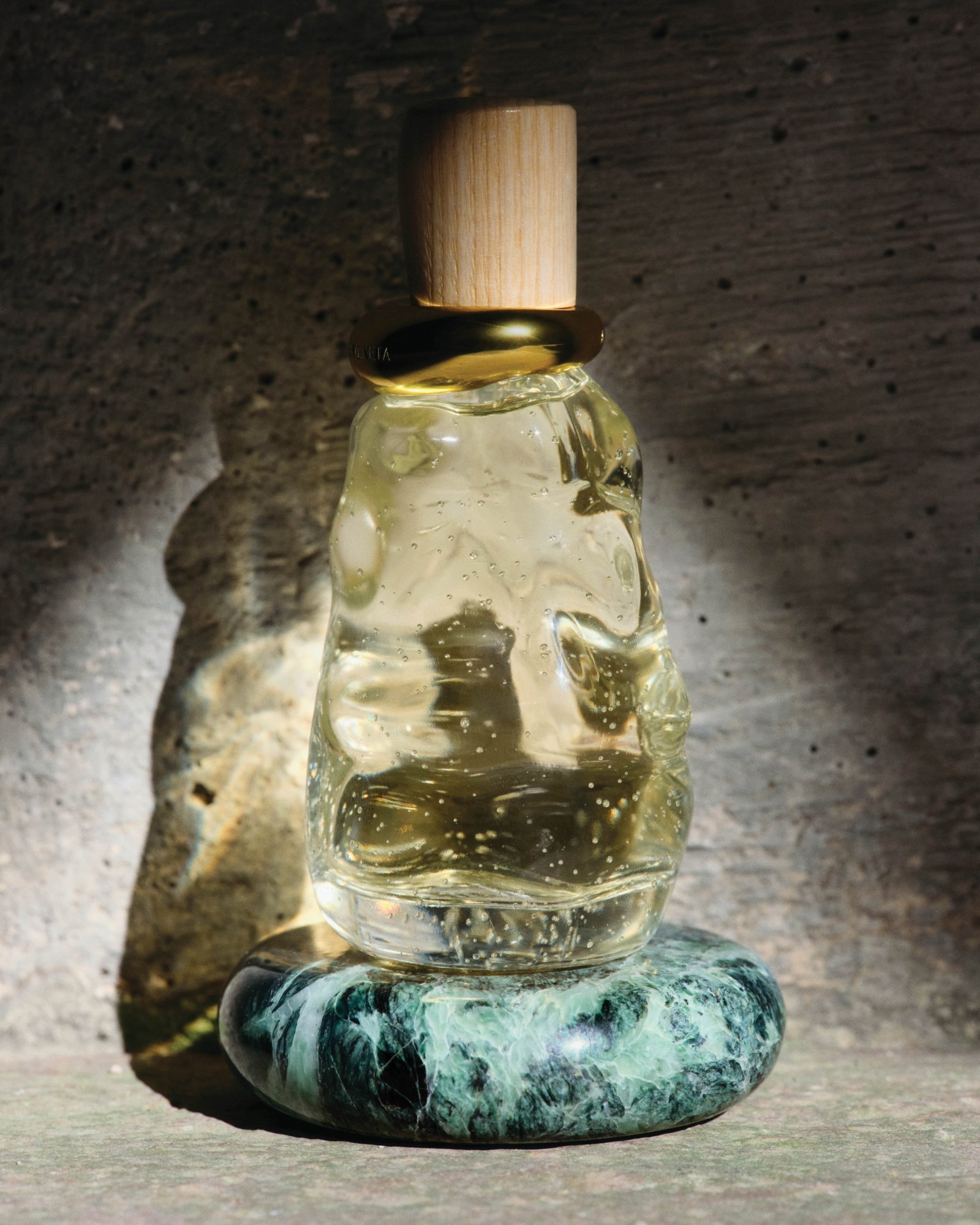 大人の余裕を纏う】ボッテガ・ヴェネタが紡ぐ、ムラーノガラスの香水